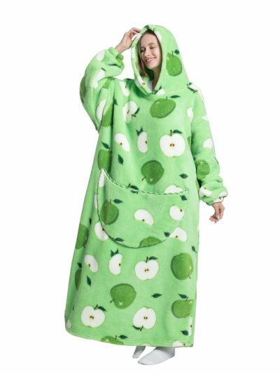 Personne portant une combinaison verte à capuche avec des pommes dessus