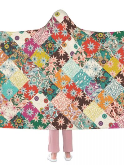Photo d'une couverture imprimé patchwork à motifs fleuris à capuche