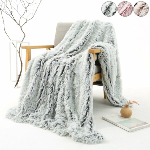 Photo d'une couverture en fausse fourrure grise posée sur une chaise avec un fond zen, proposition de plusieurs couleurs.