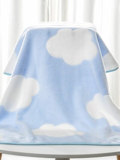 Photo d'une couverture polaire bleu imprimée de nuages pour bébé