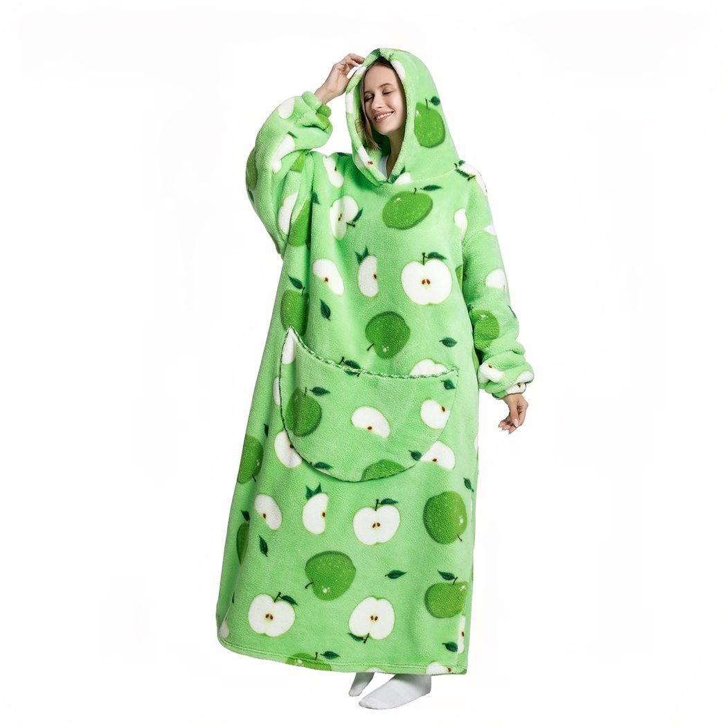 Personne portant une combinaison verte à capuche avec des pommes dessus
