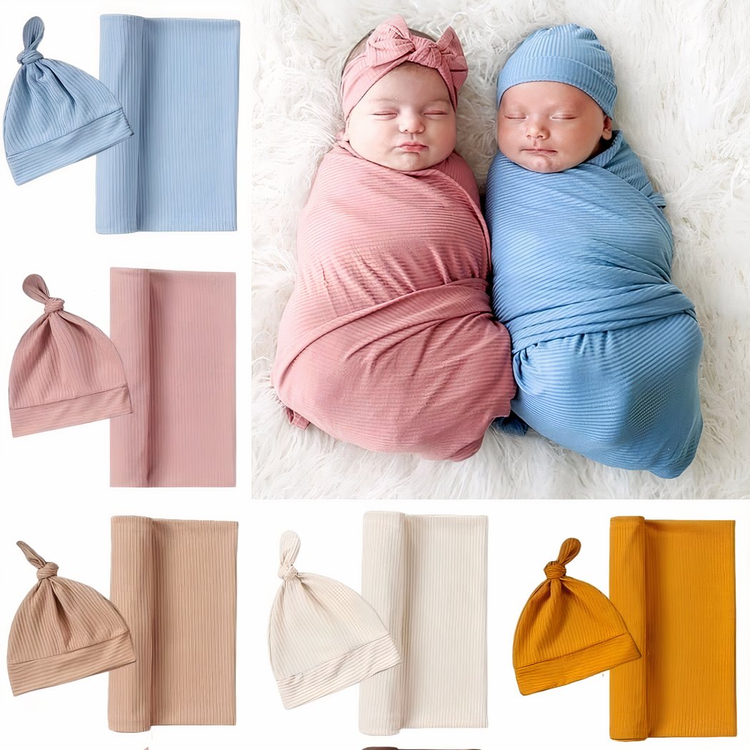 2 bébés emmaillotés avec des bonnets. On voit également les différentes couvertures d'emmaillotage.