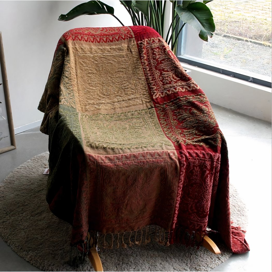 Photo d'une couverture patchwork au style vintage sur une chaise devant une fenetre et une plante