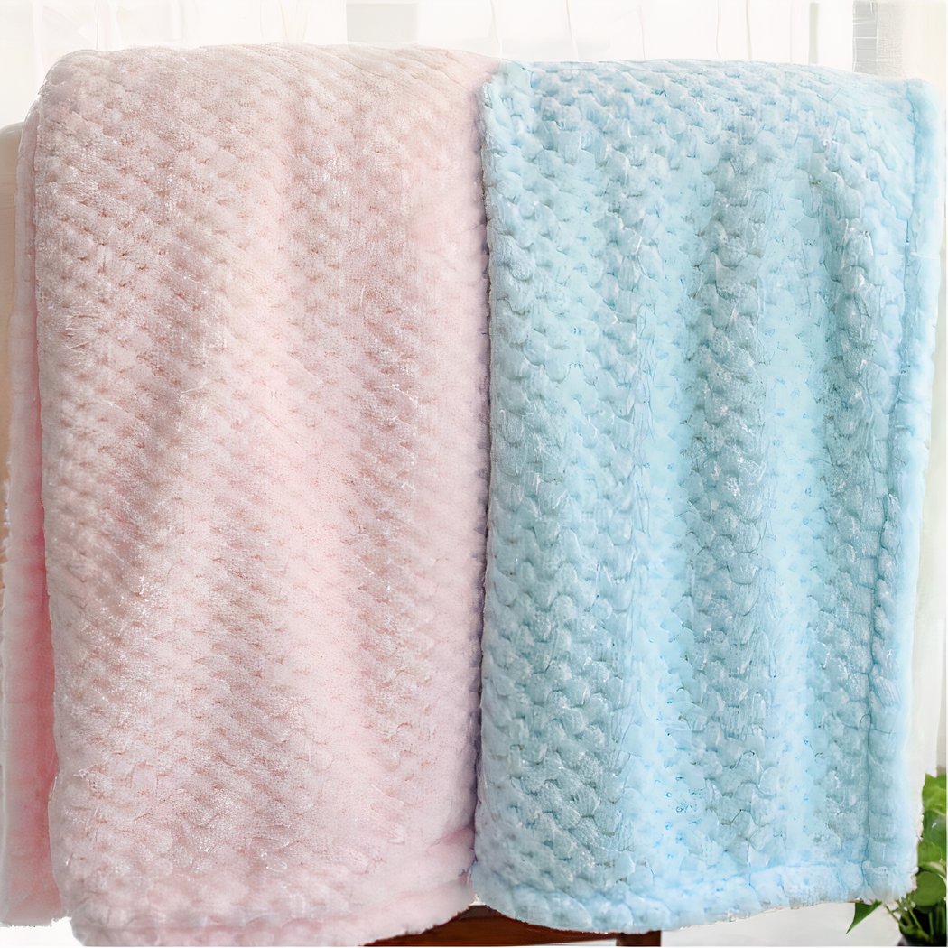 Photo de deux couvertures polaires gaufrées bleu et rose