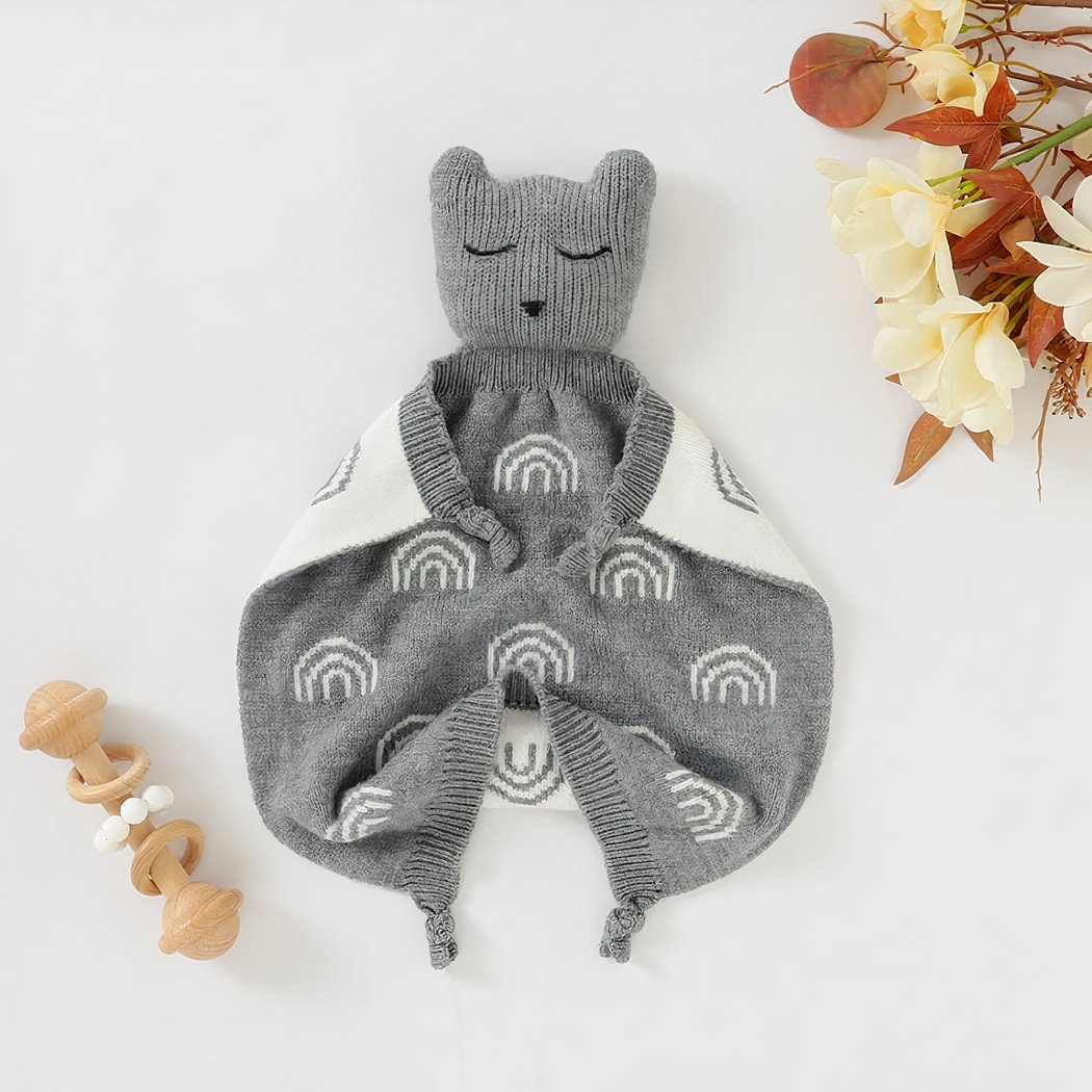 Doudou couverture gris en forme d'animal avec des fleurs autour