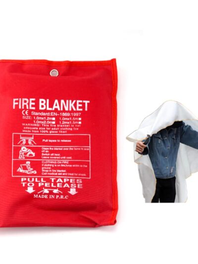 On voit une couverture anti-feu dans sa pochette rouge et juste à côté un homme qui l'utilise en se recouvrant la tête et le dos de la couverture blanche pour échapper à ce qu'on imagine être un incendie.