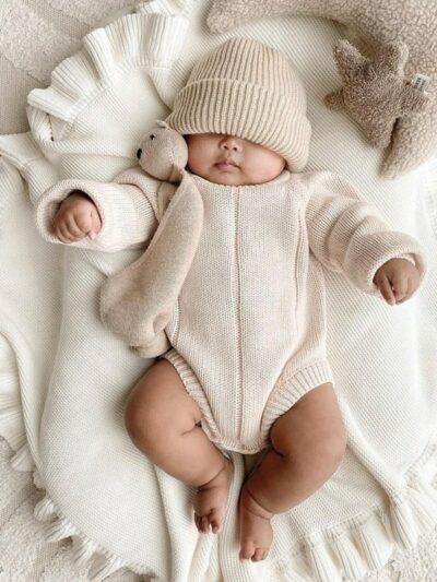 Bébé avec une couverture tricotée en crochet.