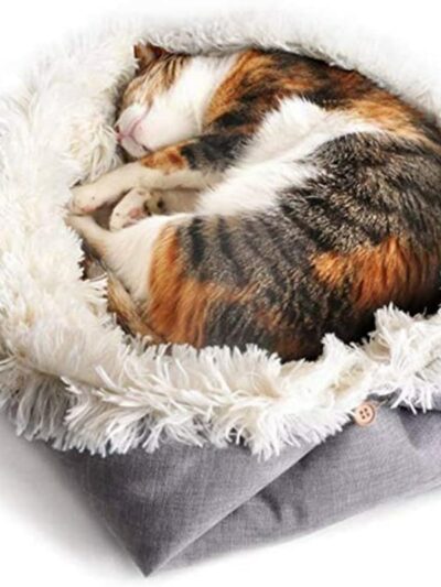 Petit panier couverture gris à l'extérieur et blanc en fourrure synthétique à l'intérieur pour chat qui dort dedans.