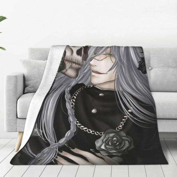 Couverture avec un personnage de manga sur un canapé gris