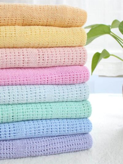 Couvertures tricotées en crochet de couleurs pastels.