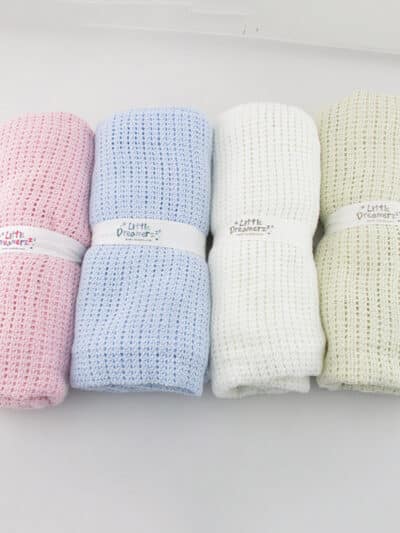 Couvertures en mousseline tricotées en crochet de couleurs pastels.