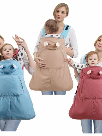 On voit trois femmes portant leur enfant dans une couverture de portage de couleur différente. Fond blanc.