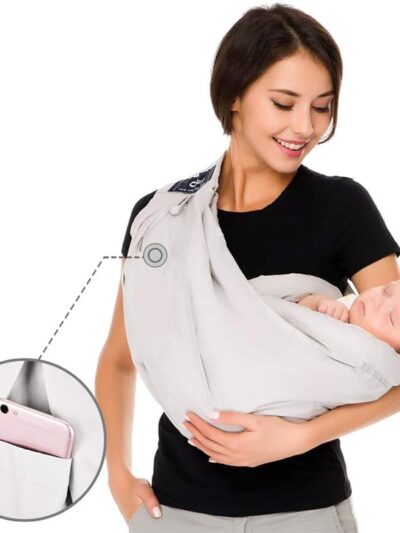 Femme portant un bébé dans une couverture de portage en bandoulière, fond blanc.