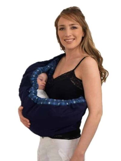 Femme portant un bébé dans une couverture de portage, fond blanc.
