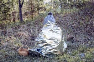 Comment utiliser une couverture de survie ? Tout savoir sur les couvertures comment utiliser une couverture de survie 1
