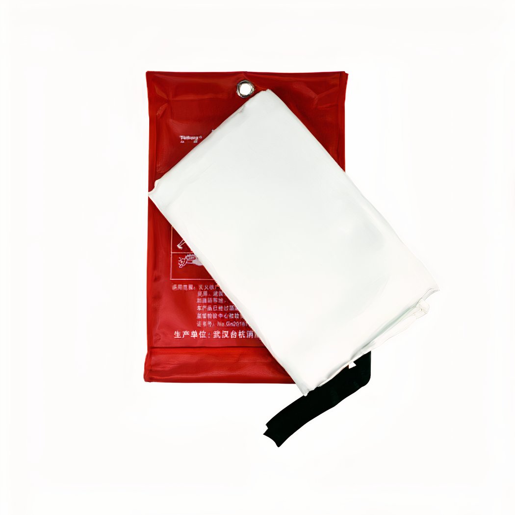 Sur un fond blanc, on voit une couverture anti-feu blanche posée sur son emballage rouge.