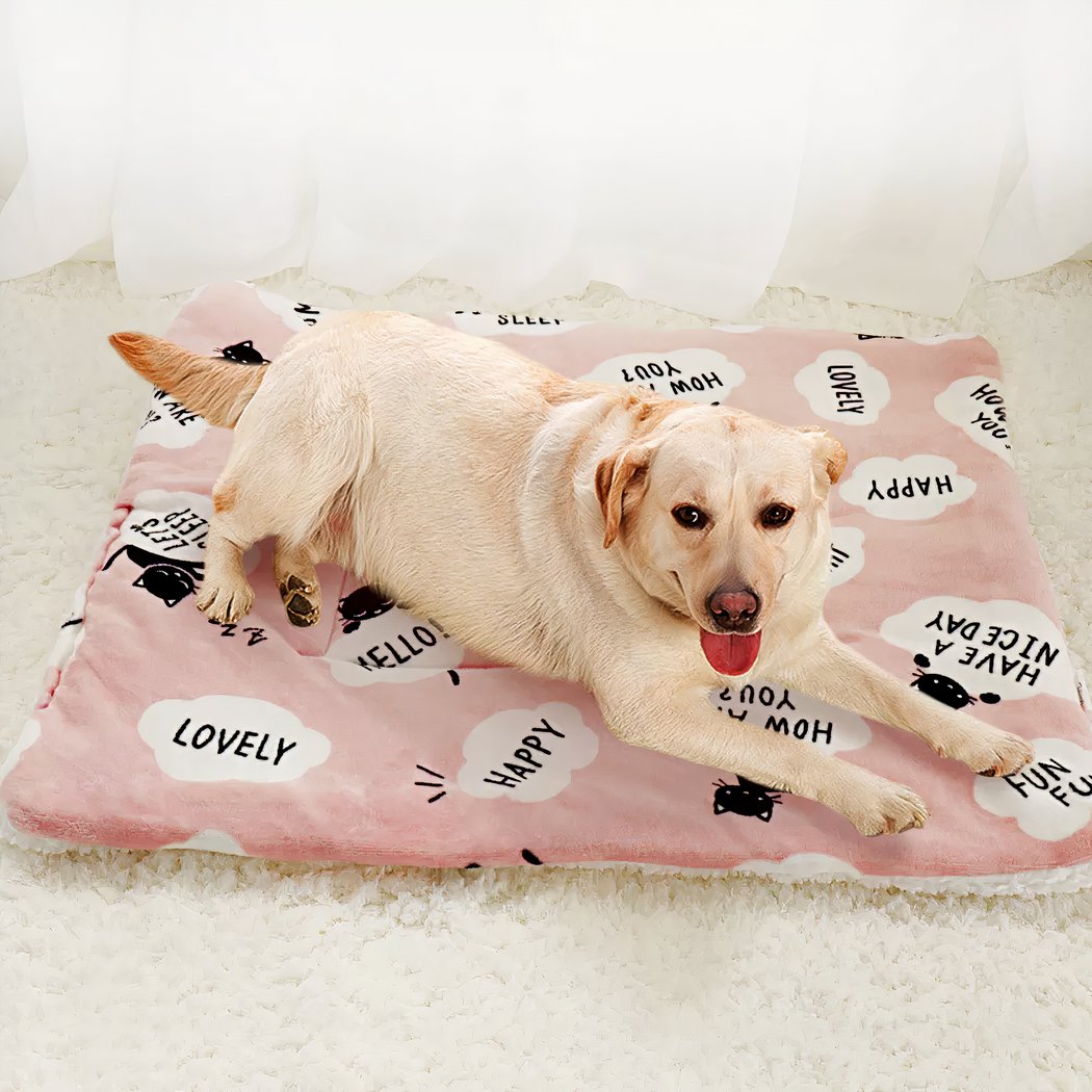 Couverture en polyester et polaire rose à motif avec chien allongé dessus.