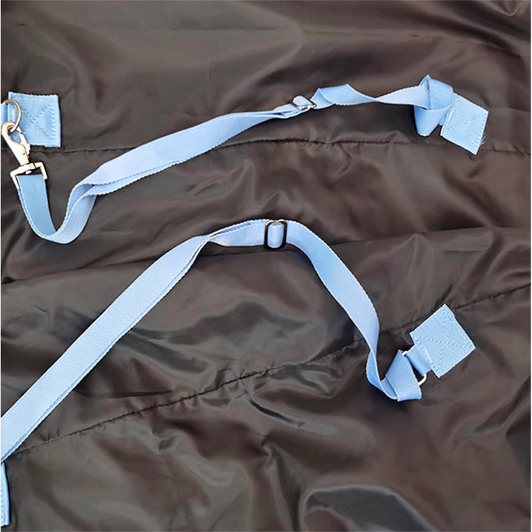 Couverture de cheval épaisse en coton de couleur bleu.