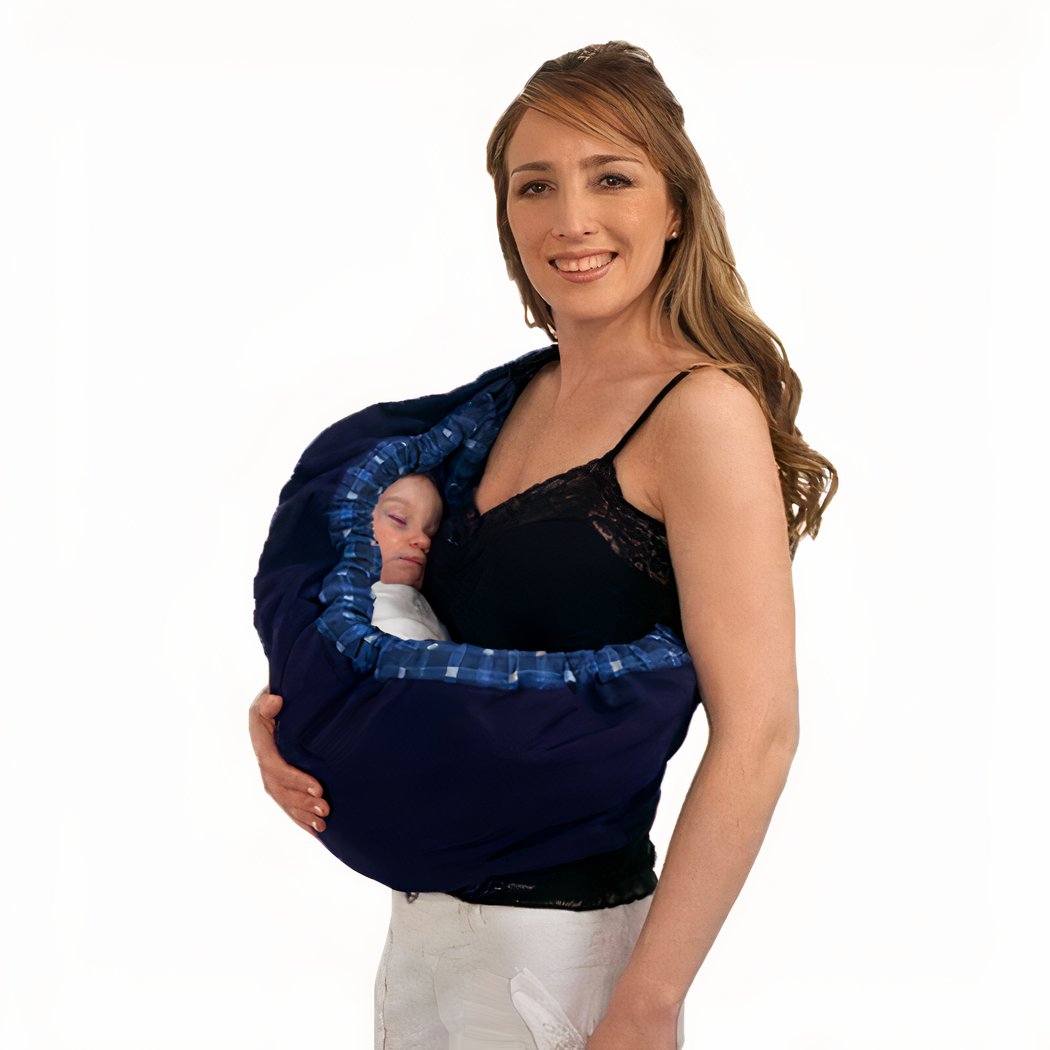 Femme portant un bébé dans une couverture de portage, fond blanc.