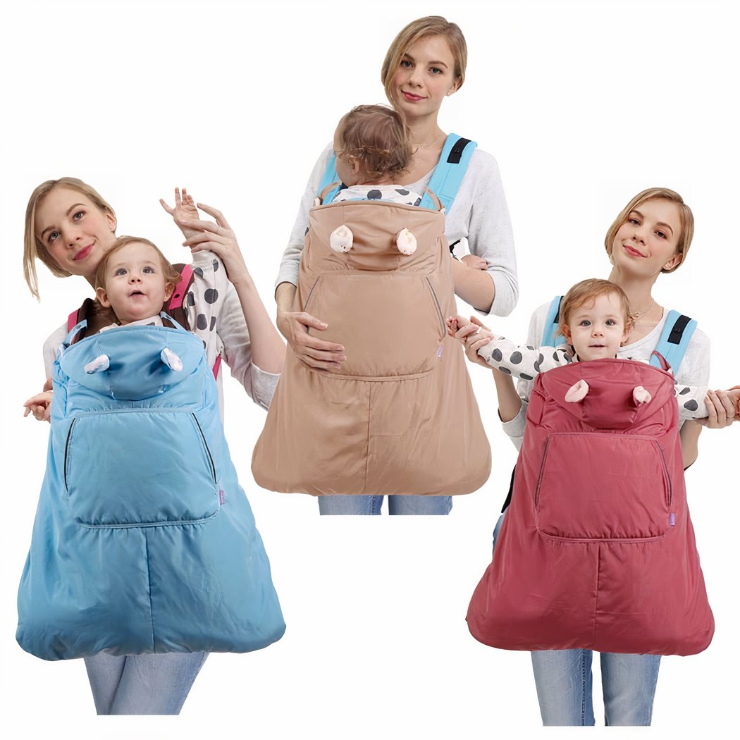 On voit trois femmes portant leur enfant dans une couverture de portage de couleur différente. Fond blanc.