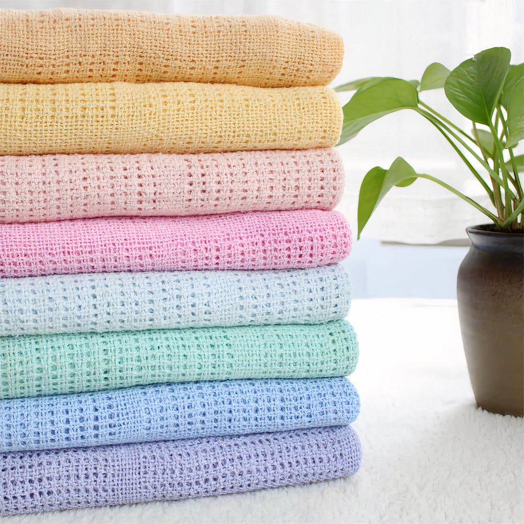 Couvertures tricotées en crochet de couleurs pastels.