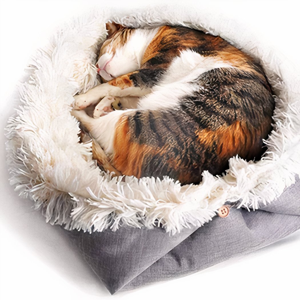 Petit panier couverture gris à l'extérieur et blanc en fourrure synthétique à l'intérieur pour chat qui dort dedans.