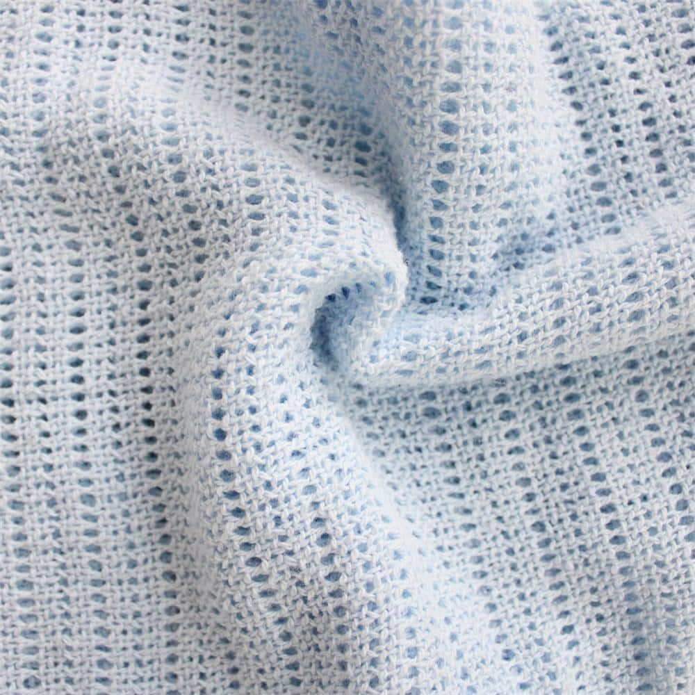 Couverture bleue tricotée en crochet bleue.