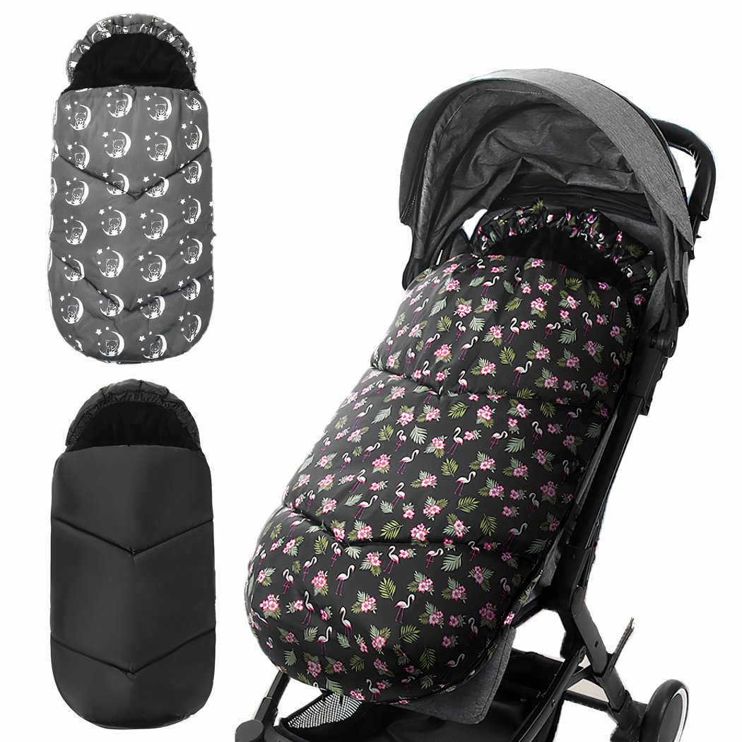 Photo de couverture sac de couchage pour poussette, une grise et une noire et une à motif sur une poussette