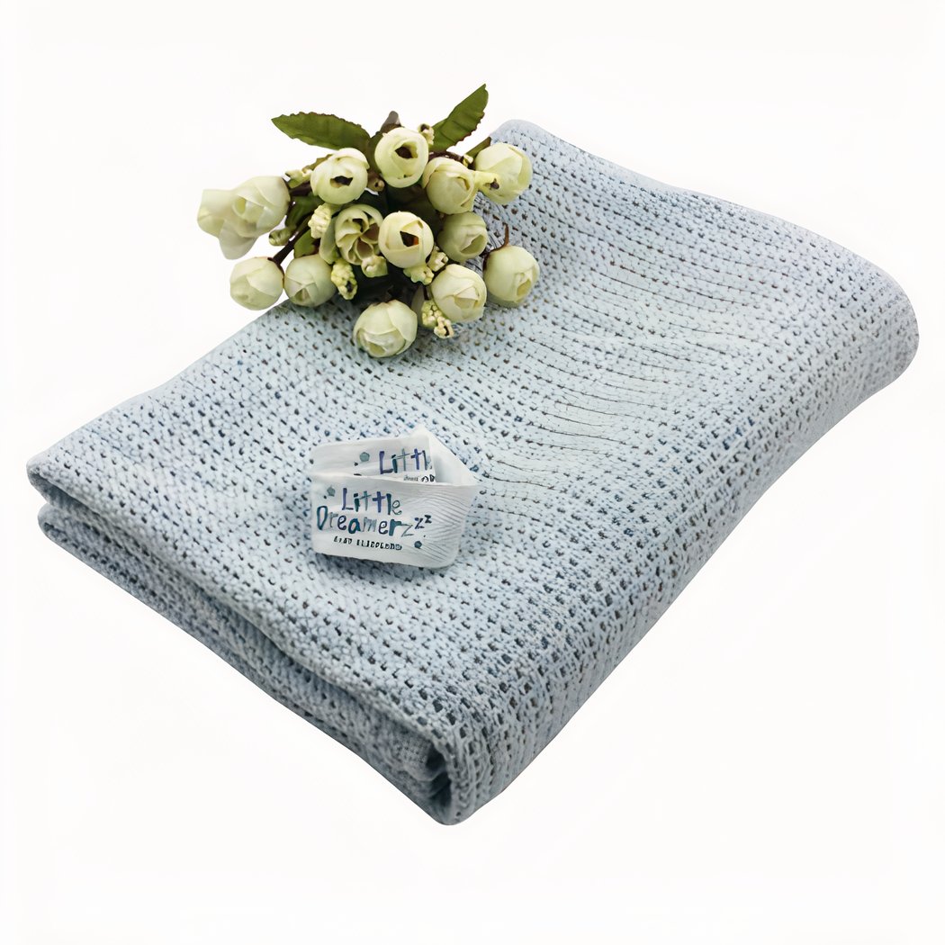 Couverture tricotée en crochet de couleur bleu.