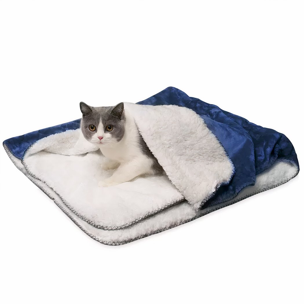 Couverture douillette pour chat avec intérieur blanc et extérieur bleu marine