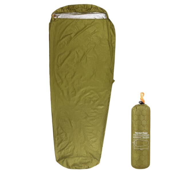 Sur fond blanc, on voit un sac de couchage vert kaki. C'est un sac de survie pour le camping et les randonnées.