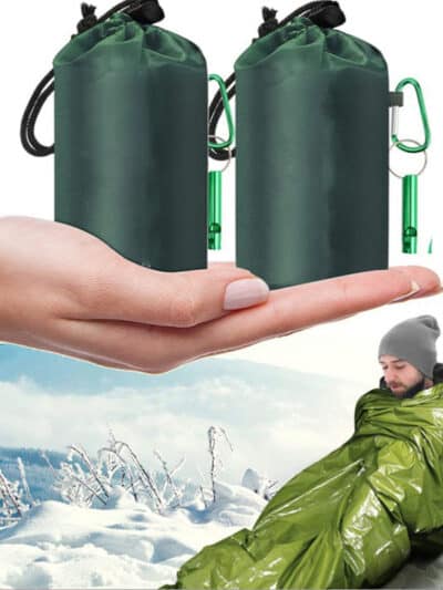 L'image est divisée en deux : sur le haut, on voit une main qui soutient deux petits sacs kaki. En bas, un homme qui utilise un sac de couchage de survie vert kaki. Ile st dans les montagnes.
