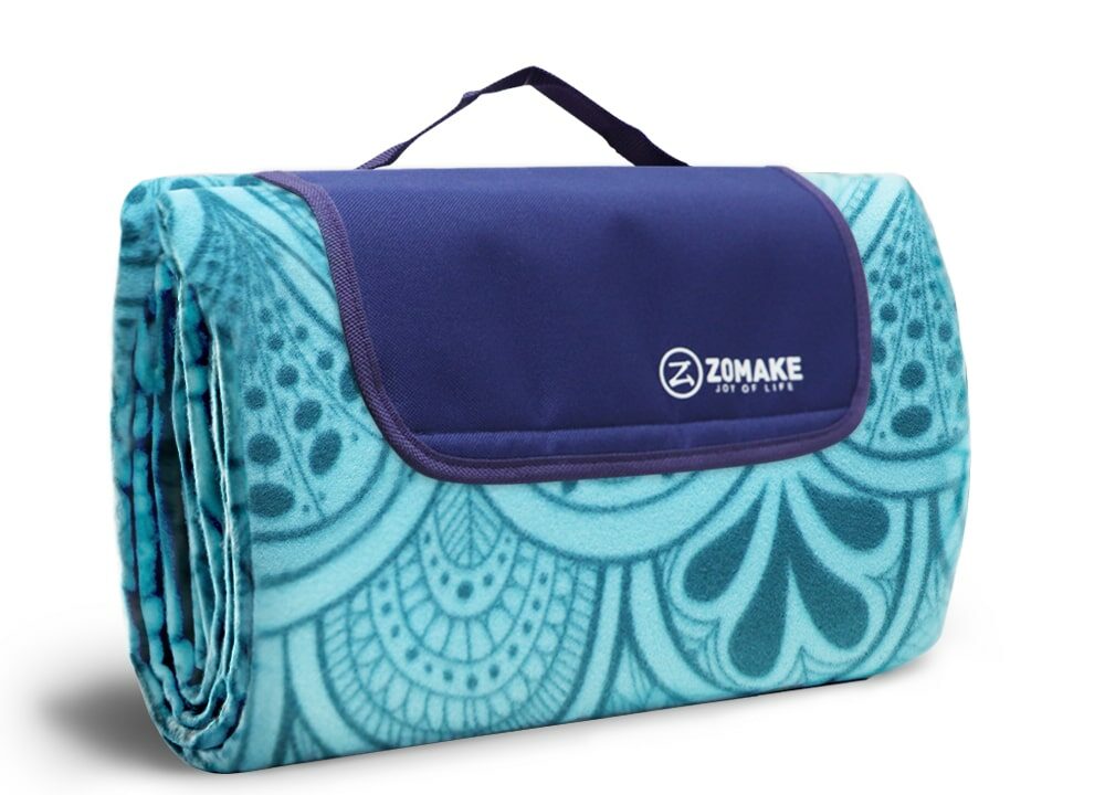 Sur un fond blanc, on voit une couverture bleu turquoise roulée en sac.