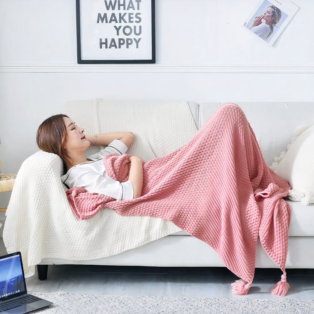 Couverture Chaude avec Pompons rose sur canapé avec une femme