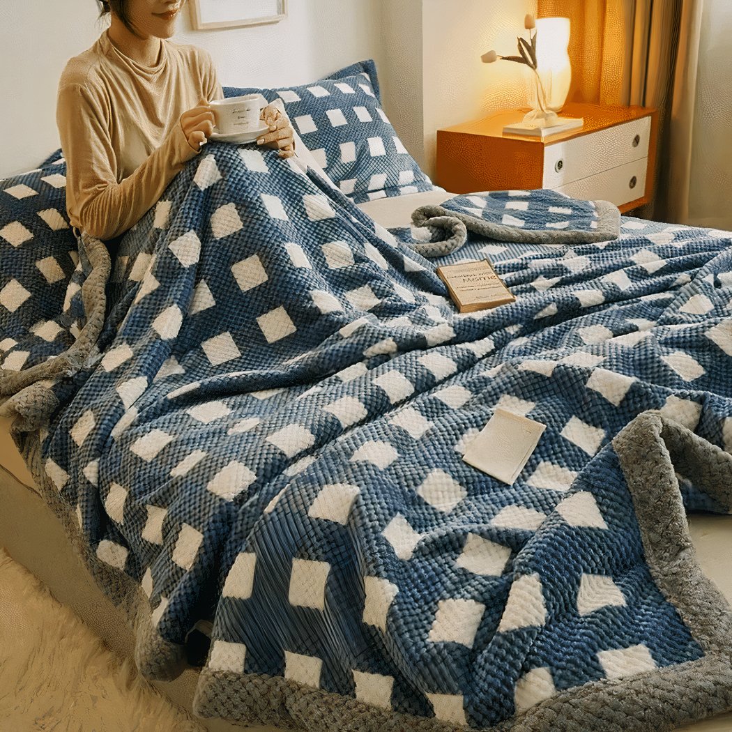 Couverture Lit Tricotée à la Main avec Motifs à Carreaux sur un lit avec une femme