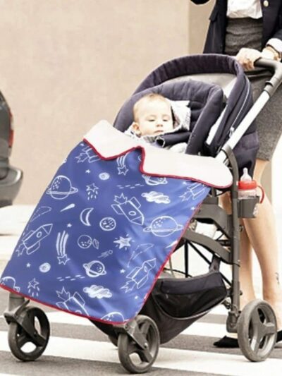 Couverture Poussette Imperméable et Coupe Vent pour Bébé sur une poussette avec un bébé, poussé par une femme sur un passage piéton