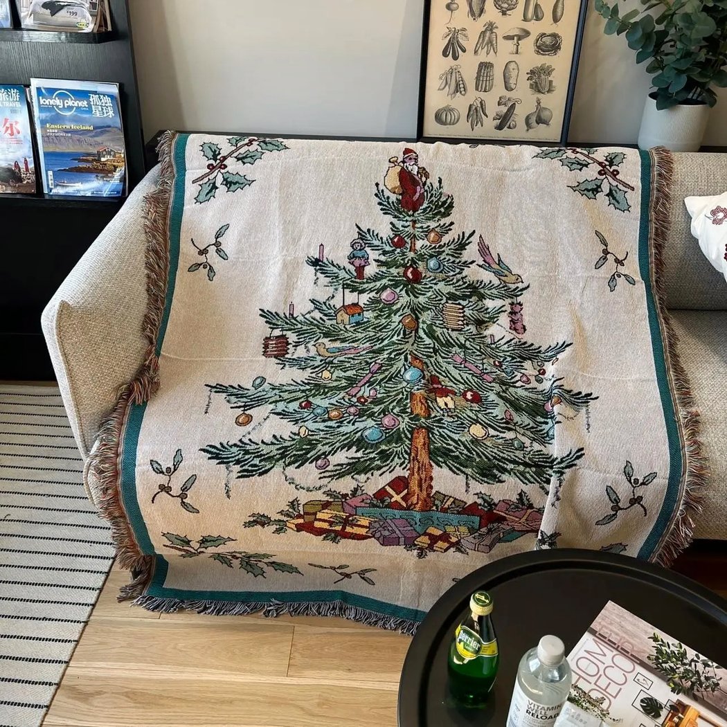 Couverture de Noël avec Design de Sapin de Noël sur un fauteuil avec une table ronde et noire devant