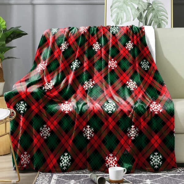 Plaid de Noël avec Motifs à Carreaux en Coton sur un fauteuil