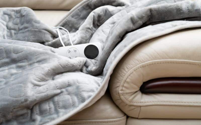 couverture connecté chauffante sur un canapé